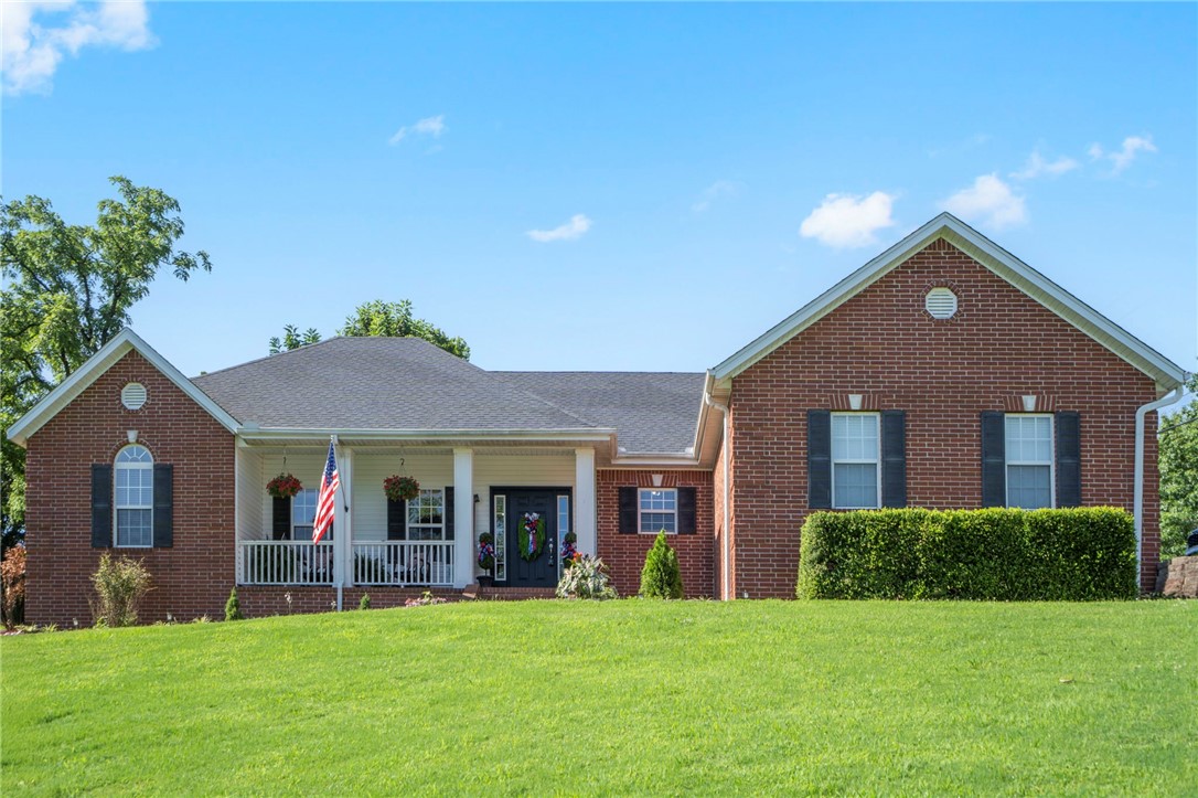 Searching for your next home? This house might just check all the boxes to make it your home! This brick home sits on a 0.66 acre corner lot Cave Springsāonly 10 minutes to Pinnacle and 8 minutes off the interstate. The backyard is fully privacy fenced, and the 2-car attached garage just had brand new springs installed in Spring of 2024!
Inside, youāll find 3 bedrooms, a dedicated office, PLUS a large nonconforming bedroom/bonus room upstairs with skylights. It can easily be used as a 4th bedroom, a playroom, or extra living space. The house is 2,274 total finished square feetā1,829 on the main level and 445 upstairs!
Built in 2003 with brand new roof in 2019, this home also features engineered hardwood floors, beautiful crown molding throughout, a gas fireplace tucked into a beautiful entertainment center, and a spacious primary suite with vaulted 12.5-ft cathedral ceilings with 3 vanities and a large walk in closet. Itās a well-maintained home with a great layout- in a spot that is close to everything.