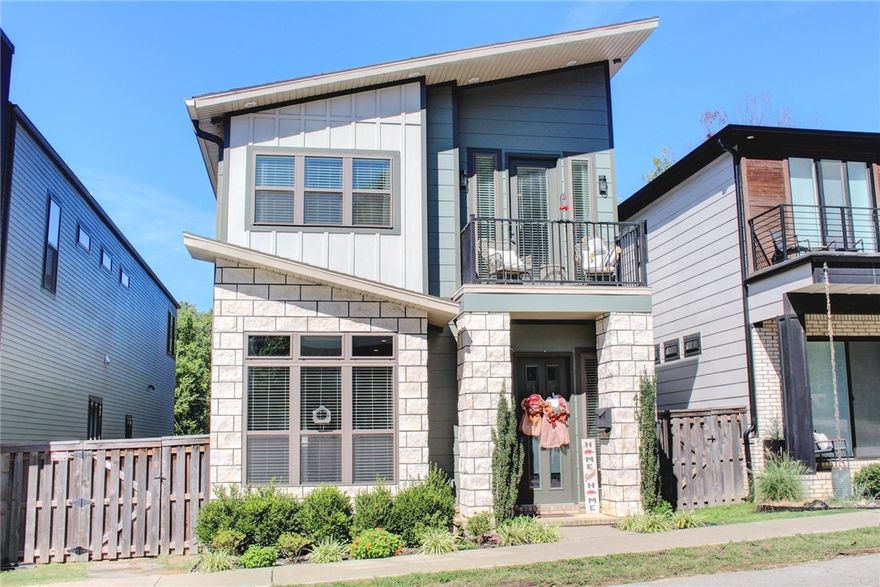 Custom designed home backing up to the trail system. Located just blocks from the University of Arkansas, the Fayetteville Library, the Downtown Square and Dickson St. With 10' 1st floor ceilings and 9' 2nd floor ceilings, 4 bedrooms, 3 full baths, a half bath for guests, custom cabinets, quartz countertops, wood flooring, gas range, kitchen eating bar, side privacy yard and covered back patio for entertaining.