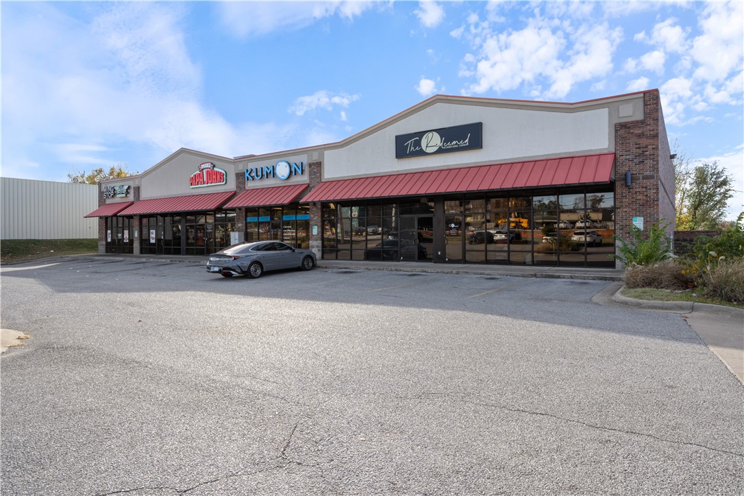Conveniently located with frontage and high traffic in a rapidly growing area of North Walton. Corner unit with additional parking in the rear, multiple access opportunities, and monument sign. Located across from well known Emerald Plaza and a new multi-use building. Perfect for retail, medical, or vendor display room. If you want to easily be found, this IS the place.