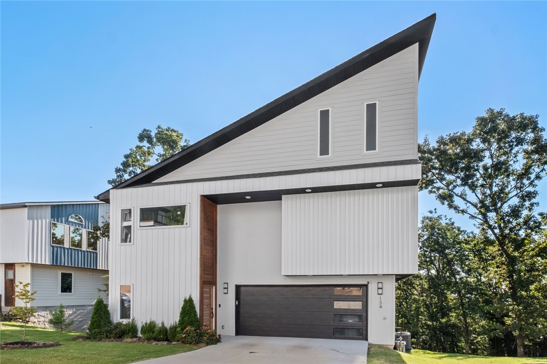 Come home to this modern and functional home in the heart of Fayetteville. Located just steps from Mt Sequoyah Woods( a premier 97 acre wooded park with around 4.5 miles of multi-purpose trails.) This home boast an open floor plan with an abundance of natural light coming into virtually every space, soaring ceilings, spectacular trim work, a huge amount of storage space with built in cabinets, a large kitchen and a terrace level office and patio that will impress anyone. Close to schools, shopping, just around the corner from multiple golf clubs, and of coarse just a few minutes away from the University of Arkansas.