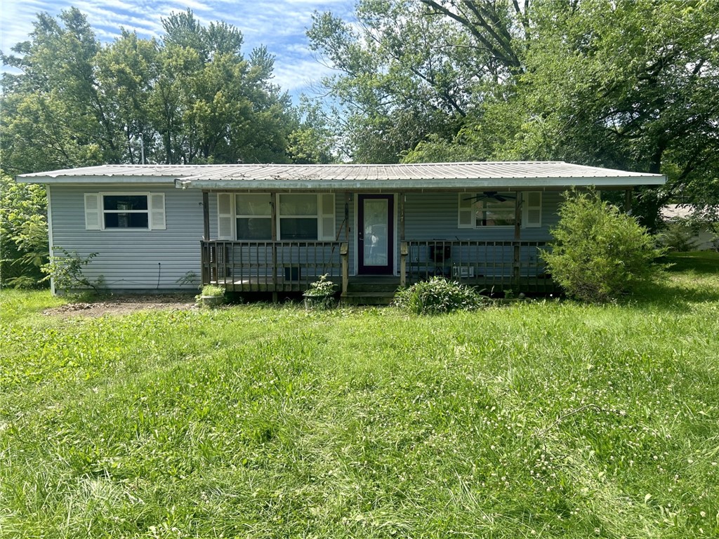 Investor's dream! Cute little house in the middle of Pea Ridge for under $200k!! Home sits in a quiet neighborhood, close to parks and schools. So many possibilities, this house is just waiting for your custom touch!