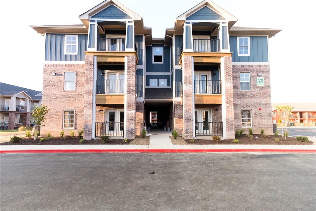 Conveniently located craftsman style flat with open concept floor plan, bar seating, and patio/balcony area. Include granite countertops, hardwood floors, washer and dryer, refrigerator, clubhouse, pool, community room, and fitness room. Any tenant that sign a 12 month lease and works for or is an employee of Walmart, JB Hunt, Tyson, Springdale School District, Mercy Hospital, or Arkansas Children’s Northwest, will receive a preferred employer discount of $500 off a their first full month of rent.