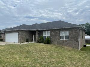 Convenient location, home less then ten years old and with 9' ceilings throughout. 3 bedroom, 2 bath is a must see.