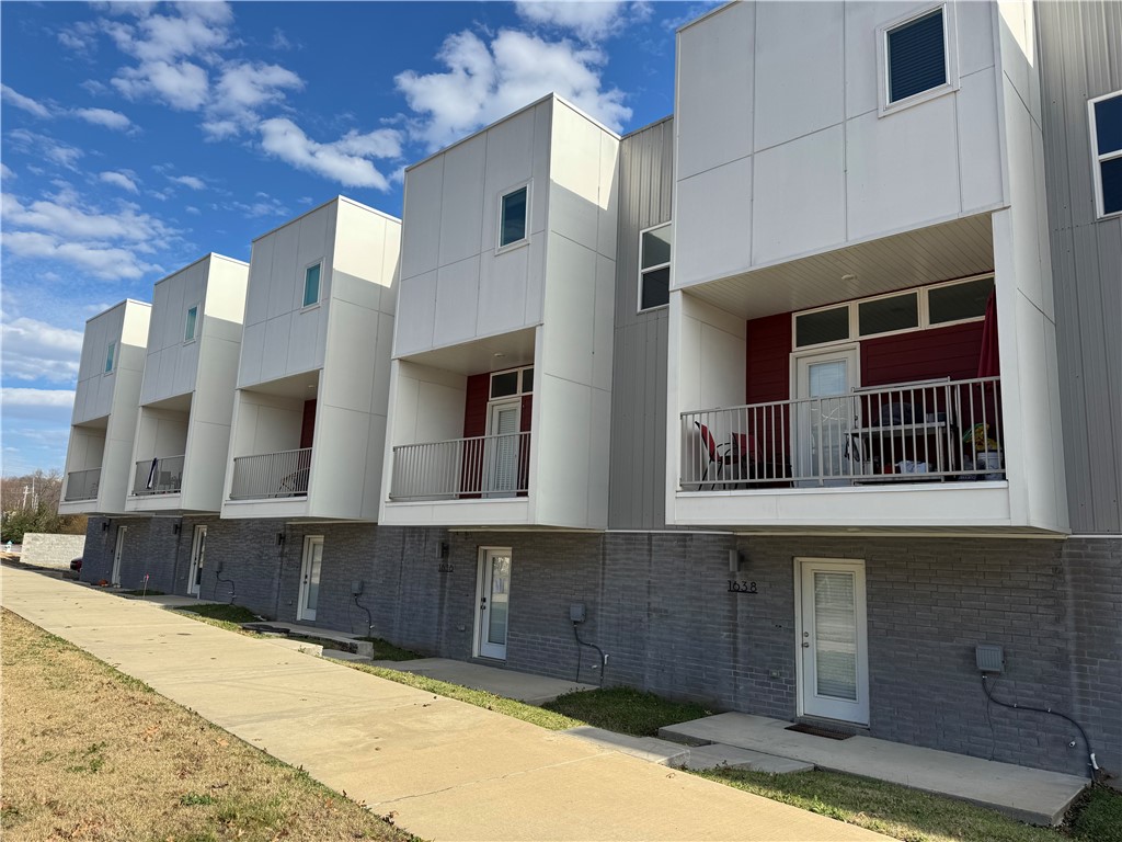 20-16-30 FAYETTEVILLE OUTLOTS - Residential Lease