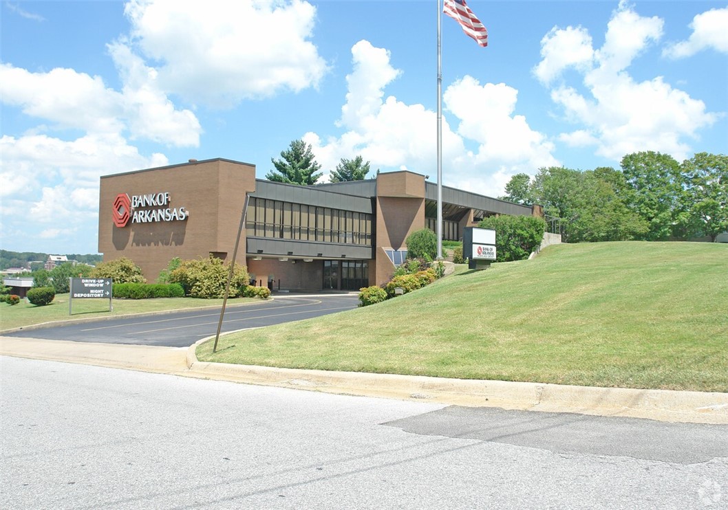 Executive office suite. Furniture negotiable. Common conference room and break room. Full service net of phone/internet.