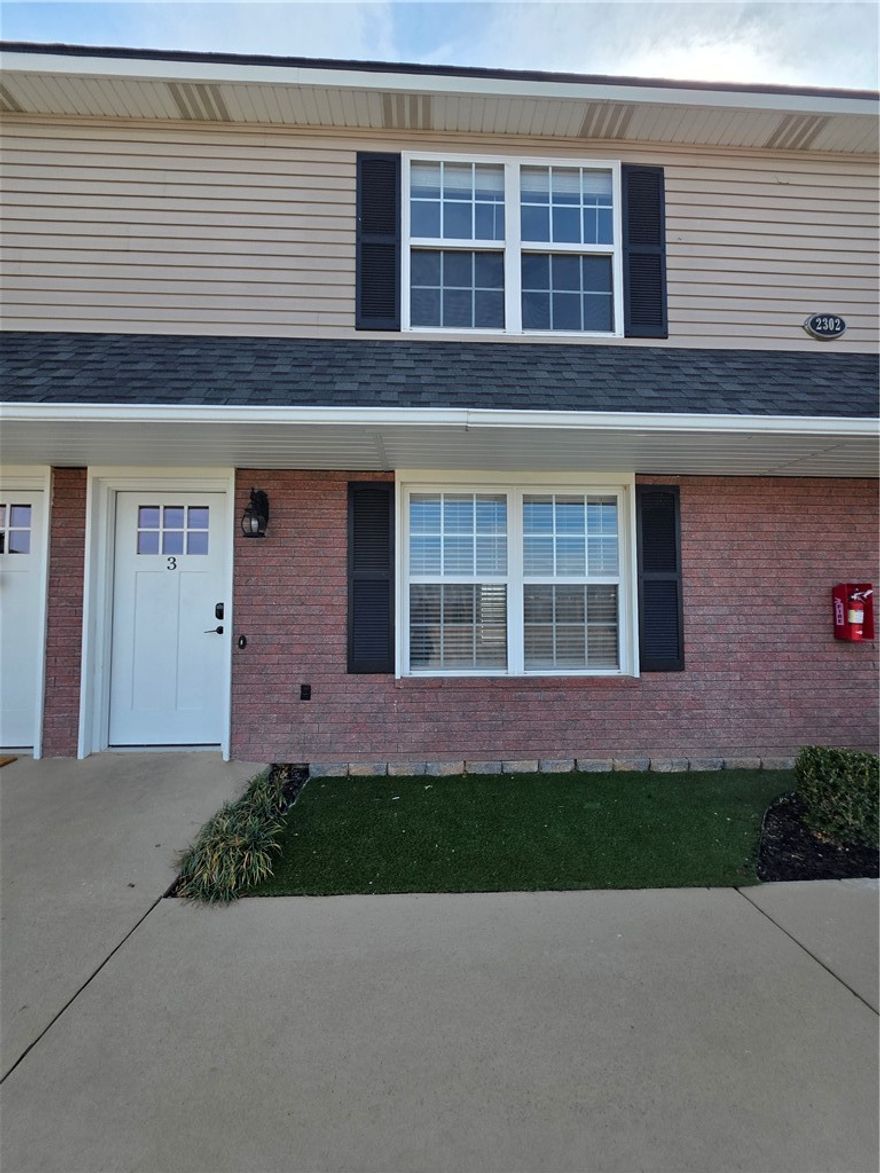 Recently updated luxury townhome ideally located on Moberly Ln between SE 8th St and SE 5th St, only 4 blocks from the new Walmart Home Office, 5 min to Downtown Bentonville Square, and quick access to I-49. This modern residence features stylish finishes, open-concept design, and included appliances — washer, dryer, and refrigerator — making move-in effortless. Enjoy the convenience of low-maintenance living plus access to an on-site multi-purpose sports court for recreation and community connection. Location, lifestyle, and luxury — all in one exceptional opportunity.