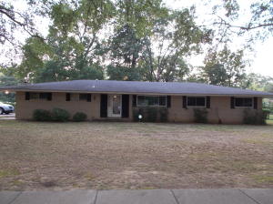 220 S. Omaha Ave. $99,500. Great location in the west side of Russellville in a well established neighborhood. 1582 SF, 3BD, 1 1/2 BA, 2LR areas and a large fenced back yard. Are you ready to enjoy the rewards of this remodel ? Then call for your appointment today to get started !!!