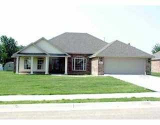 A great home with all the amenities. Convenient to the Hiway, schools and downtown Springdale. Super nice neighborhood on a Cul de sac. Great floor plan with split bedrooms and a NON-WORKING fireplace in the living area. Fresh paint in the bedrooms as well as living area walls, Doors and Trim. New light fixtures in Dining, Foyer and Breakfast area. Also comes with Solar electric which will average $183.00 Per month. Ask PM about details.
