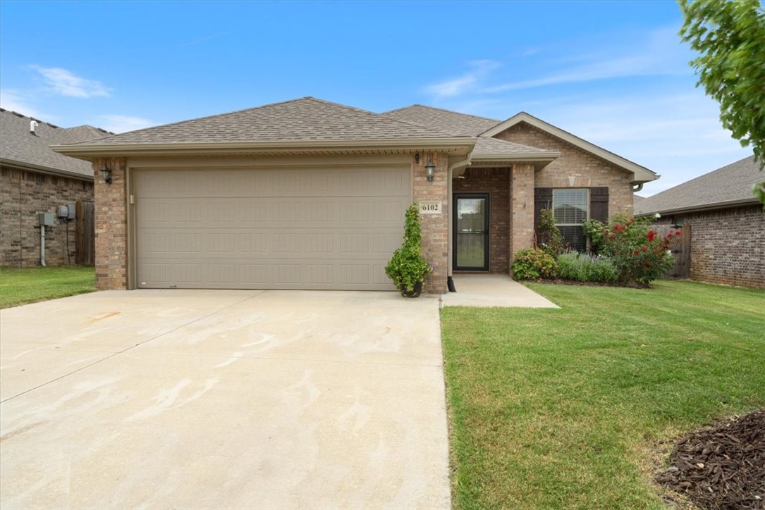 SELLER OFFERING UP TO $5,000 IN BUYERS CLOSING COSTS CONCESSIONS!! Get ready to fall in love with this charming 3-bed, 2-bath home that has everything youāve been searching for! Walk in and youāll notice the open-concept design flowing from the kitchen to the living area,10-ft vaulted ceiling that adds a bright, airy feel and stunning granite countertops throughout. Itās perfect for hosting friends or just kicking back and relaxing.
The split floor plan is a real bonus, offering the right amount of privacy for kids, guests, or a home office. Youāll adore the wood ceramic tile flooring that adds warmth and style throughout the home.
Step outside to a covered back patio, where you can relax, complete with mature trees in both the front and back yards. Plus, this home is energy efficient, keeping you comfy while helping to save on utility bills.
Youāre less than 10 minutes from XNA airport and 20 minutes from Walmart corporateāenjoy peaceful country living with city conveniences close by!