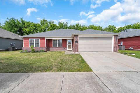 Photo of 1223 S Springfield Drive, Fayetteville, AR 72704 (MLS # 1344475)