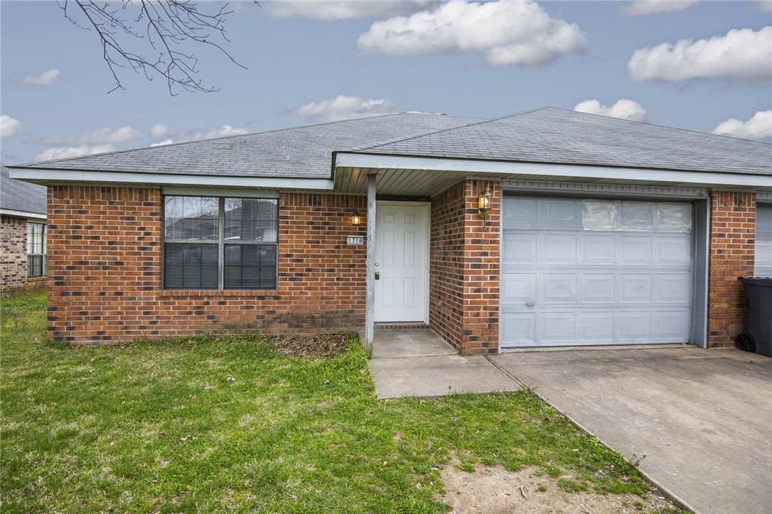 Great location on the east side of Rogers. This 2 bedroom 2 bath duplex has an ample amount of kitchen cabinets, 1 car garage, washer/dryer hookups.
