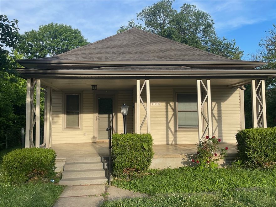 3-bedroom, 2-bath home near downtown Rogers featuring a detached garage and located less than a mile from Veterans Park and the scenic Railyard Bike Park in the heart of downtown. Enjoy easy access to a variety of amenities, including restaurants, trails, the local farmers market, and community events—all just minutes away.**$250 non-refundable pet fee per pet **