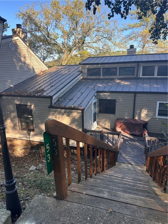 Wanting a get away but not the maintenance? Enjoy Table Rock Lake, two golf courses, Country Club, pools, walking trails, local shopping and restaurants.  Minutes to MO to Roaring River State Park fish hatchery or trout fishing below Beaver Lake Dam, not to mention all the fun activities that Historical Eureka Springs offers.  Could be a nightly rental with a permit from Holiday Island