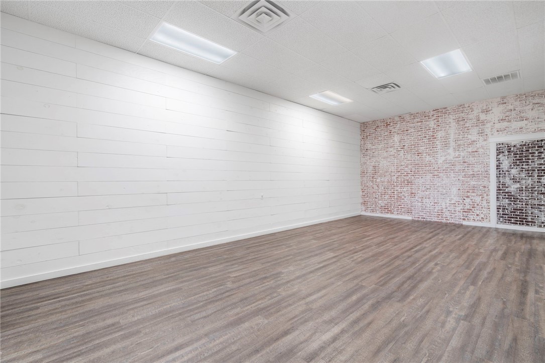 07-17-33-SILOAM SPRINGS - Commercial Lease