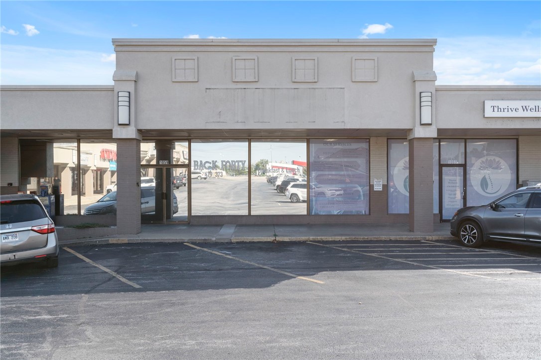 Excellent opportunity for a +/- 4,600 SF second generation restaurant space in Siloam Springs, AR. Located just off E Highway 412, which boasts approx. 30,000 VPD, this high-visibility center is perfect for a new or expanding restaurant operator. Key features of this space include, a spacious dining room, a private dining area perfect for parties or special events, large kitchen, manager's office, storage rooms, two employee restrooms, ADA compliant public access men's and women's restrooms, and a reception/waiting area. Situated within the established and busy Highland Park Shopping Center, this location offers ample parking for both employees and guests, plus excellent signage opportunities with plenty of road exposure. With its prime location and easy access from Highway 412, this turnkey restaurant space is ready for your business to thrive!