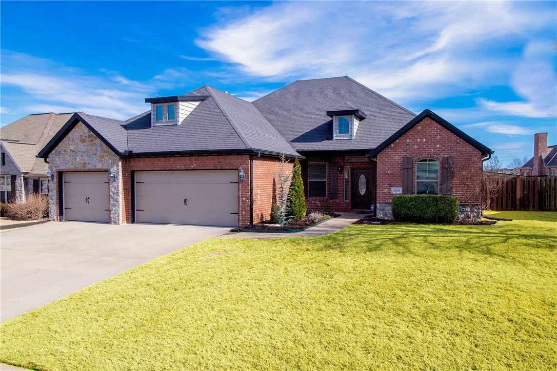 Beautiful home with split floor plan in the much desired Lexington Subdivision! Award winning new outdoor living space. Bonus room on second floor. New gutters, new landscaping, new cabinets in garage, new rain shower head in master, new stone on fireplace, custom built storage building - this home is immaculate and move-in ready! Large kitchen with island, granite on all counter surfaces, 5 burner gas stove, eat in kitchen and formal dining room. Attic storage as well as tons of large closets!