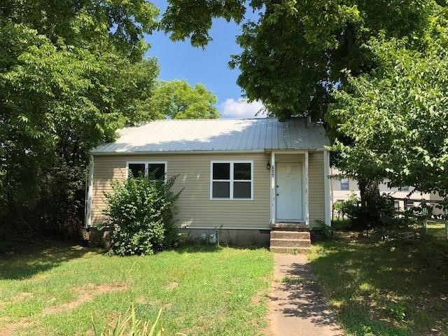 Cozy cottage located steps from campus!! Eat-in kitchen, hardwood floors, Exposed beams, and the refrigerator, washer and dryer is included.