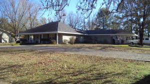 500 East L Street - Quality 2200 sq ft brick,3 bedroom,3 bath,home built in 1965. Excellent floor plan. Formal living and dining. Large den open to eat-in kitchen. Large laundry, office and pantry. Walk-in closets. Enclosed courtyard. triple car carport, circle drive. two storage buildings. $124,900 mls#15-2473