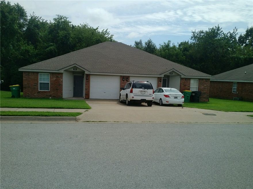 Nice duplex in Centerton featuring 3 bedrooms, 2 bathrooms & 1 car garage. Laminate wood floors in living room, carpet in bedrooms. Refrigerator, stove, dishwasher, washer, & dryer are included. New paint throughout.