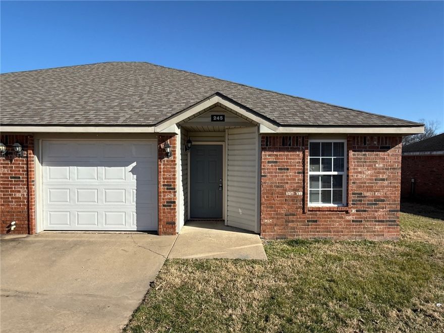 Nice duplex in Centerton featuring 3 bedrooms, 2 bathrooms & 1 car garage. Laminate wood floors in living room, carpet in bedrooms. Refrigerator, stove, dishwasher, washer, & dryer are included. New paint throughout.