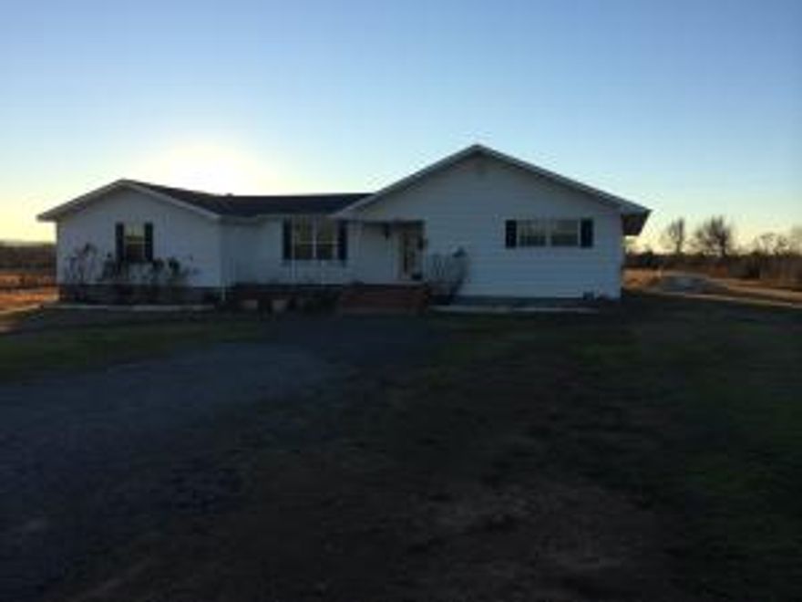 This home offers 4 bedrooms, 3 and a half baths, an office, formal dining room, large laundry rm, walk-in closets, beautiful hardwood, and an amazing view of the mountains.  The house is listed with 5 acres, but can be sold with up to 28.03 m/l acres. (See mls#15-2572)