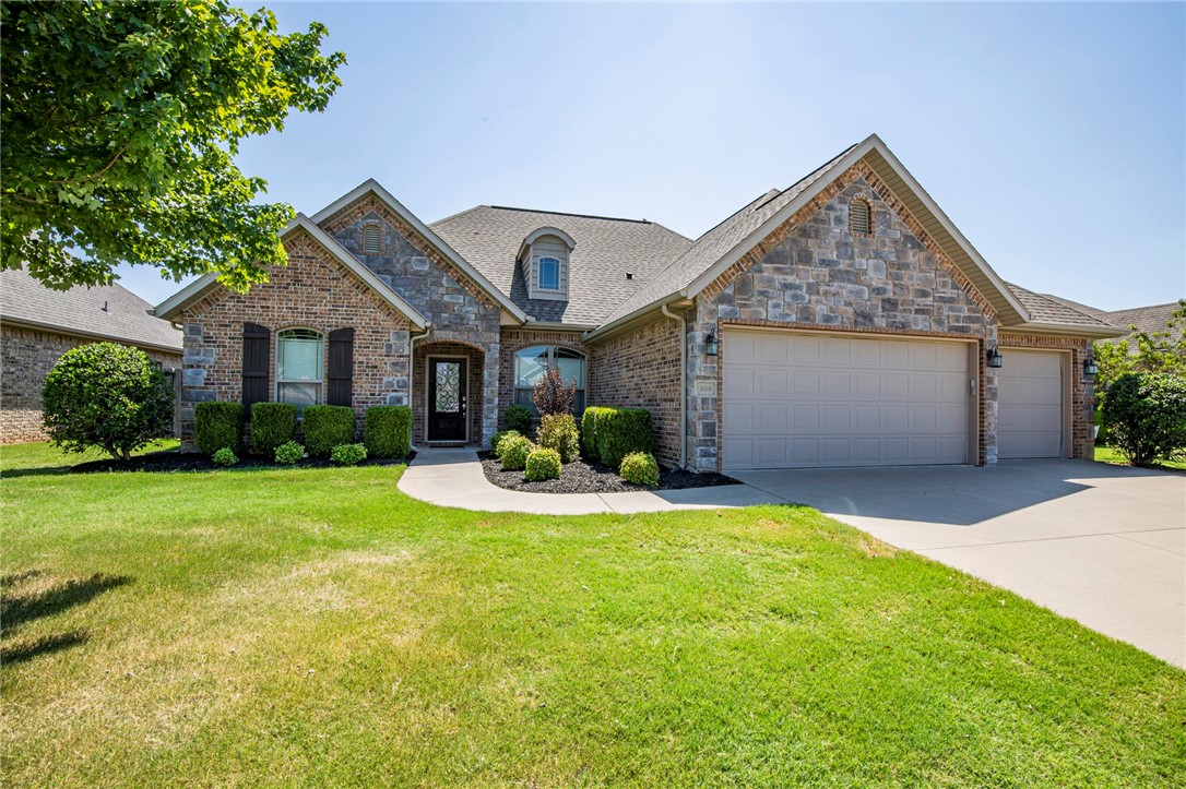 Awesome 4 bedroom 3 full bath home in the Riverwalk Subdivision. Hardwood flooring through main living area and bedrooms with tile in kitchen and baths. Open floor plan, vault ceiling through living room and kitchen. Kitchen includes stainless appliances, granite counters, built in oven, gas top range, pantry and breakfast nook, home also has a formal dining area. 2 bedrooms share a Jack and Jill bath, Master suite features separate tile shower and jetted tub, double sinks, very large closet.
Covered patio area with built in gas fireplace and gas grill. Fenced yard. 3 car garage.