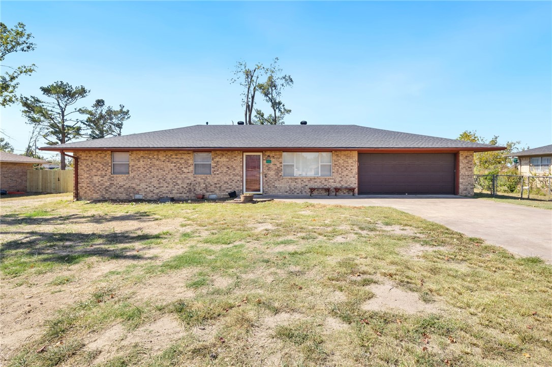 Centrally Located 3-Bedroom Home on Large Lot!
This 3-bedroom, 2-bath home features a new roof, single-car garage, and sits on a spacious 0.63-acre lot. Conveniently located near Lake Atalanta and downtown Rogers, it’s full of potential and ready for your personal touch. A little TLC will make it shine—don’t miss out! *Inside photos will be taken after estate sale*