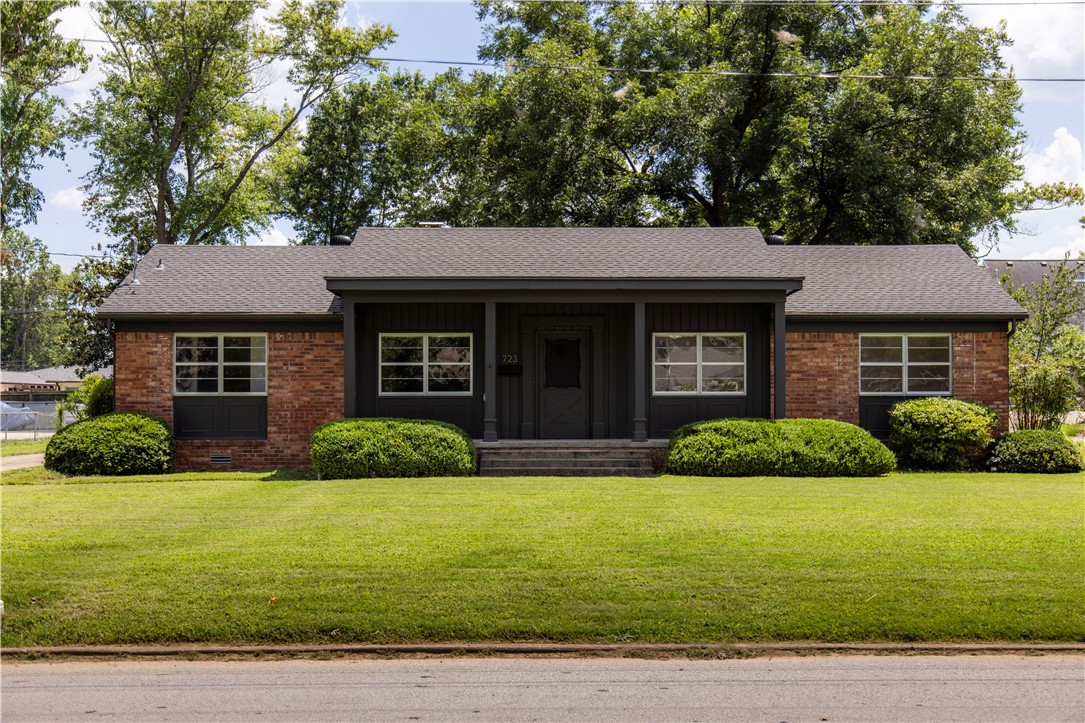 Completely Remodeled Gem in Downtown Bentonville Proper!
Enjoy the best of Bentonville living in this beautifully updated single-story home on a spacious ½-acre lot. Featuring 3 bedrooms, 2 bathrooms, and hard surface flooring throughout, this home offers comfort, style, and convenience. The updated kitchen includes a refrigerator, and the home comes fully equipped with a washer and dryer. Mowing services are included for easy maintenance.
Just 1 mile from 8th Street Market, The Momentary, Downtown Bentonville, and the new Walmart Home Office campus, youāll love the unbeatable location. Explore nearby biking trails or enjoy world-class shopping and dining at the Bentonville Square. A rare rental opportunity in a prime locationādonāt miss it!