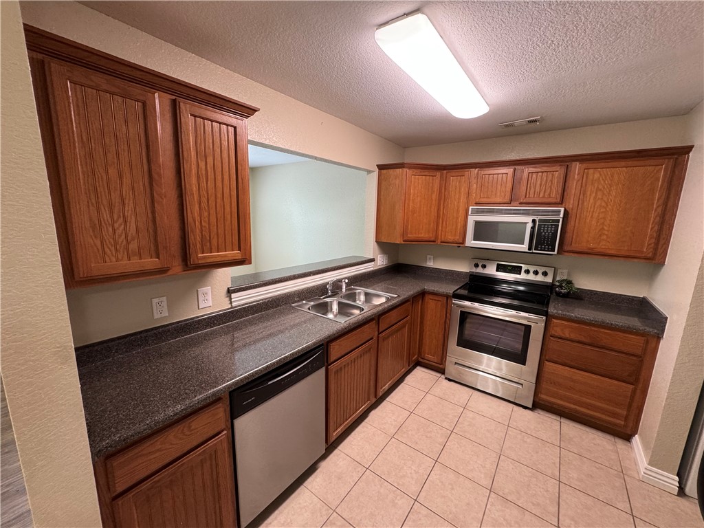 Wood Av. Condo-Hpr - Residential Lease