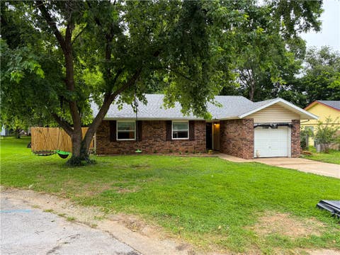 Photo of 1019 W School Street, Siloam Springs, AR 72761 (MLS # 1352743)