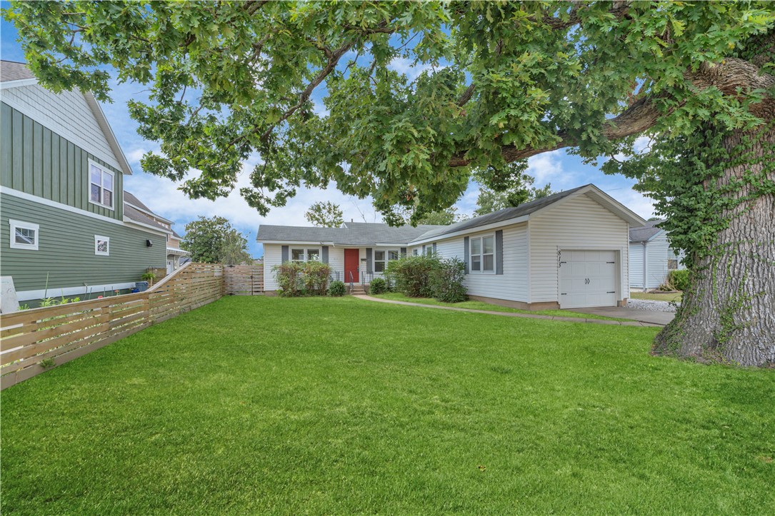 Downtown Bentonville Lifestyle + Future Potential!
This updated 2-bedroom, 1-bath home is all about location ā just a short walk to the Bentonville Square, local coffee shops, top restaurants, and the vibrant arts and biking scene. Inside, enjoy stainless steel appliances, a washer and dryer, and cozy living spaces designed for comfort. The spacious backyard is perfect for entertaining, gardening, or relaxing ā and the lot is set up so you can expand the home while still keeping outdoor space. With alleyway access and prime positioning for a personal residence, Airbnb, or future build-out, this property is a rare opportunity to live or invest in the heart of Bentonville.