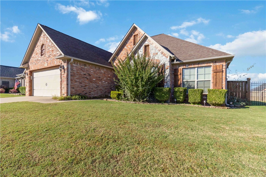 3BR/2.5BA split-floorplan home on a level 0.45-acre cul-de-sac lot. Mostly brick exterior, hardwood floors, crown molding, and a gas fireplace. The kitchen offers granite counters, stainless steel appliances, and a gas range. The primary suite features a tray ceiling, a jetted tub, a dual vanity, a separate shower, and a walk-in closet. Fully fenced backyard with storage shed and covered patio. Tile flooring in wet areas, a separate laundry room, and a 2-car garage.