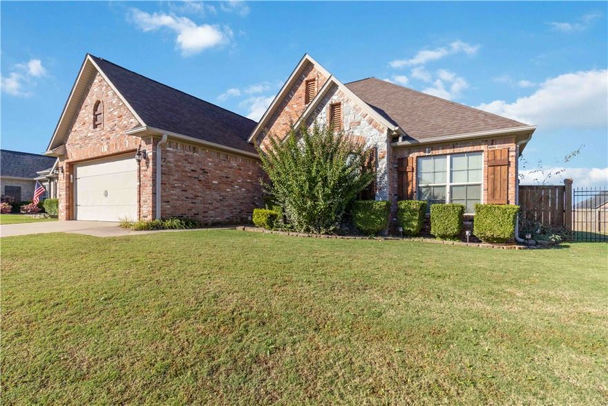3BR/2.5BA split-floorplan home on a level 0.45-acre cul-de-sac lot. Mostly brick exterior, hardwood floors, crown molding, and a gas fireplace. The kitchen offers granite counters, stainless steel appliances, and a gas range. The primary suite features a tray ceiling, a jetted tub, a dual vanity, a separate shower, and a walk-in closet. Fully fenced backyard with storage shed and covered patio. Tile flooring in wet areas, a separate laundry room, and a 2-car garage.