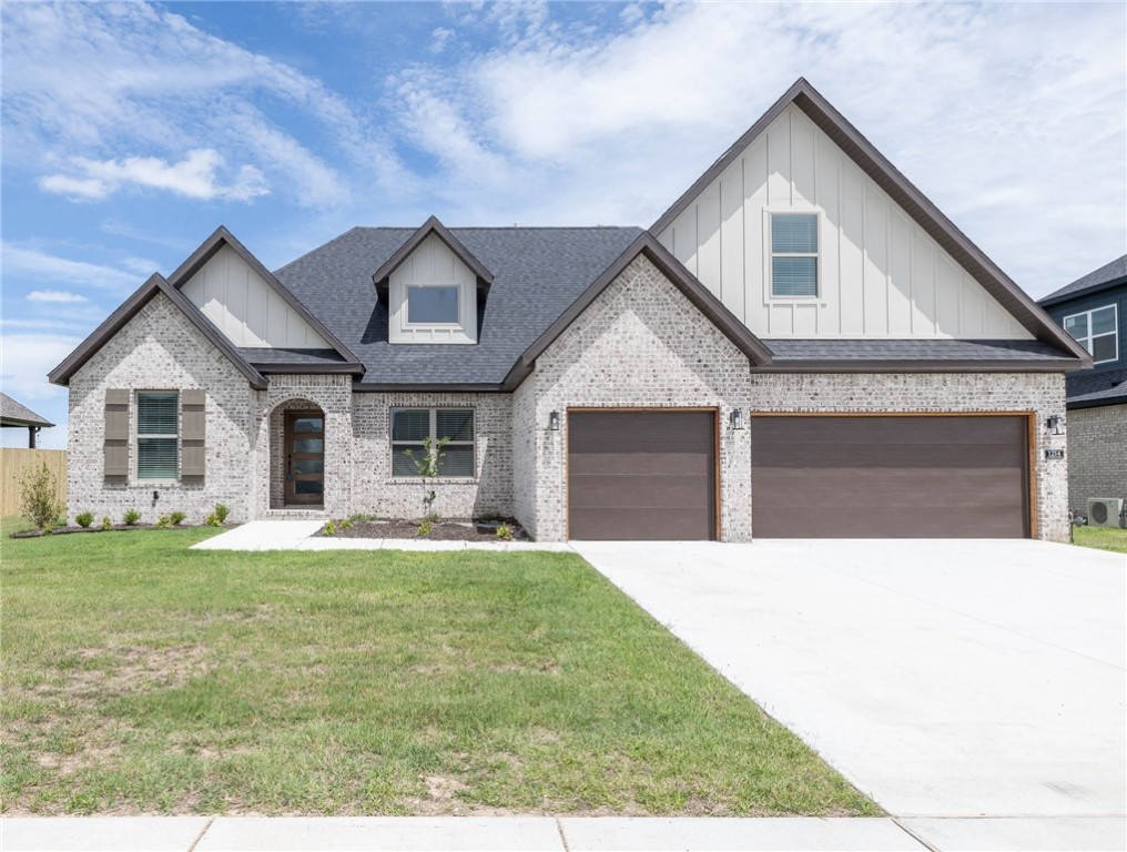 Beautiful NEW construction in the HOT South Pointe S/D! 2,550 heated and cooled sq ft offers 4 bedrooms (of which 2 are on the main level), 3 full bathrooms, a study, open kitchen to living concept with dining, and laundry connected to the primary. Amenities include LVP flooring, designer lighting package and tile selections, 2ā faux wood blinds, whole house guttering, large covered patio, and a 3 car garage.
Zoned for Har-Ber School District.