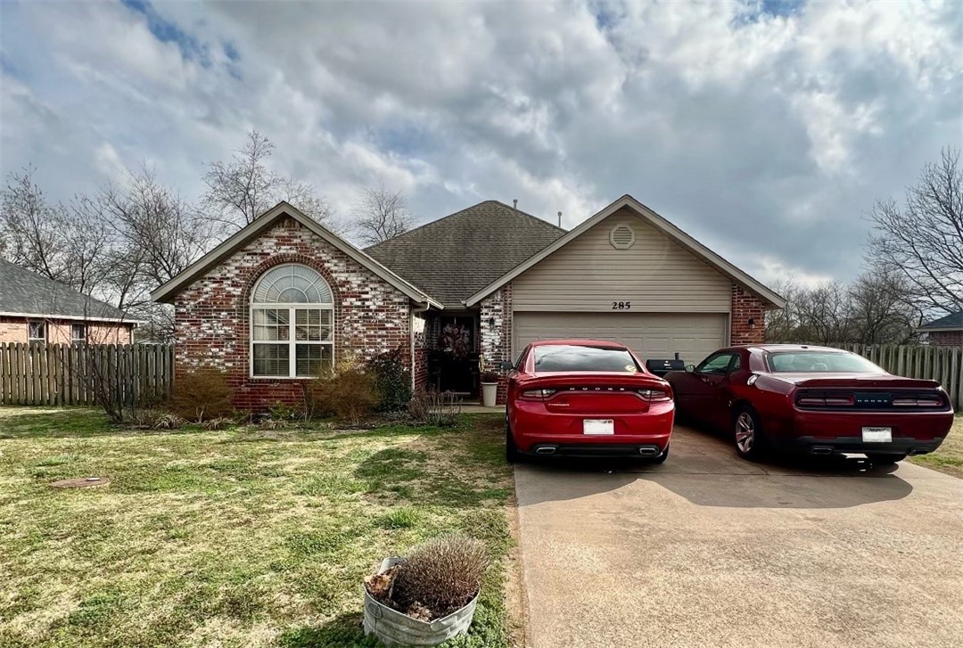Nice house in Centerton. Home features 3 bedrooms, 2 baths, gas log FP in living room, eat in kitchen, granite countertops, nice sized master bedroom with walk in closet, vinyl wood floor in living room, carpet in bedroom, covered back patio, large fenced backyard.