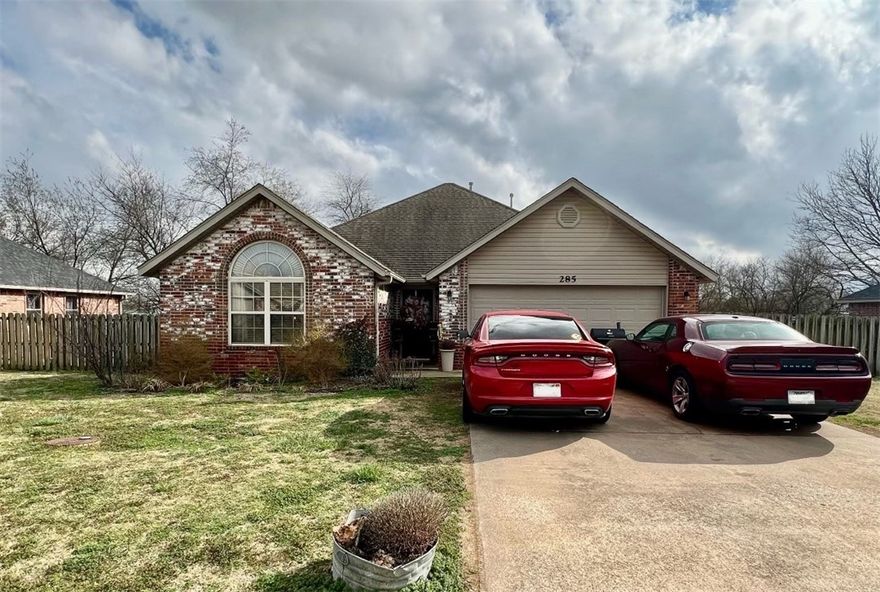 Nice house in Centerton. Home features 3 bedrooms, 2 baths, gas log FP in living room, eat in kitchen, granite countertops, nice sized master bedroom with walk in closet, vinyl wood floor in living room, carpet in bedroom, covered back patio, large fenced backyard.