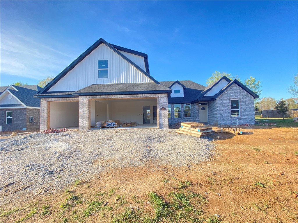 Are you needing more room? This is your opportunity to have a probuilt 4 bedroom 3 fulls bath plus bonus room or an upstairs second master bedroom with its own bathroom and walk in closet. Located within walking distance to park and just minutes to downtown Siloam.