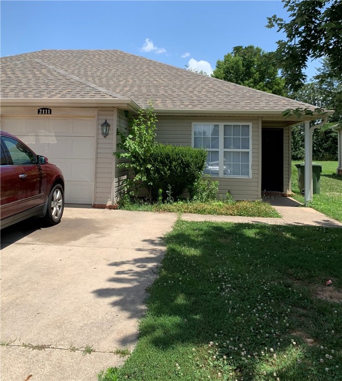 Two bedroom two bath duplex unit near heart of downtown Rogers. Washer/Dryer hook ups provided, all electric, no gas. Easy access to Rogers square and I 49