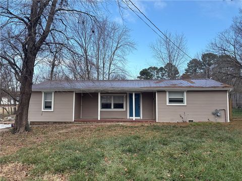 Photo of 650 McClinton Street, Fayetteville, AR 72701 (MLS # 1330989)
