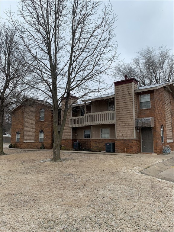 Classic and clean 2 BR 1 Bath townhome, with all appliances, including washer & dryer. This townhome is in the best location, close to schools, JBU, the park, walking and biking trails, and downtown Siloam Springs. This recently remodeled townhome has plenty of space with extra large living room and bedrooms. Enjoy coffee on the private balcony, and the reliability of assigned parking. No smoking or vaping.