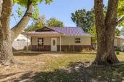 Photo of 116 West Avenue, Lincoln, AR 72744 (MLS # 1325785)