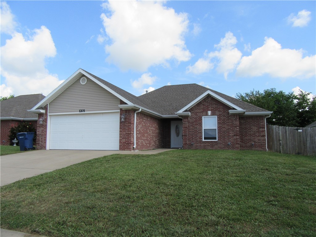 Great 3 bedroom/2 bath home with a 2-car garage. Fenced backyard. Split bedrooms. Gas log fireplace.
Located in Patriot Park subdivision.