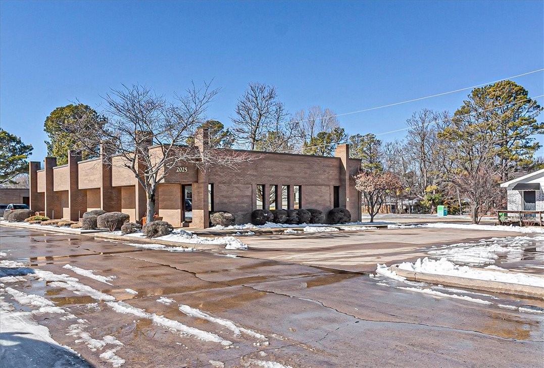 All brick commercial building in excellent location just off College Avenue. Building features large waiting room with check-in desk, 4 surgical rooms, 2 exam rooms, X-ray room, 5 private office spaces, laundry room, 4 large storage rooms, and 4 bathrooms total (one bathroom is private). Tenant already in place, Building for sale only.
