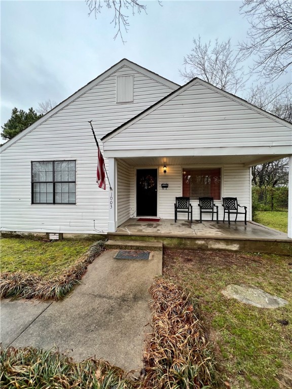 Great starter home or investment property located near downtown Springdale and the Razorback Greenway. 2 bedrooms with full bath, living room, dinning, kitchen, utility and additional room in back could be used as office or playroom. Large lot and conveniently located. Tons of potential for this property.