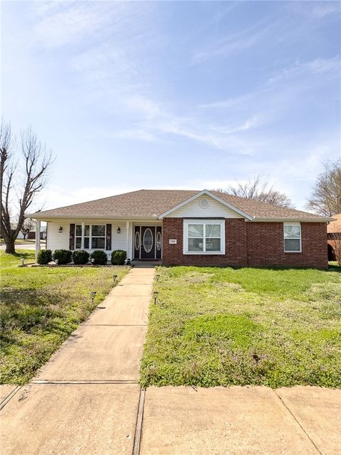 Photo of 1606 S 24th Place, Rogers, AR 72758 (MLS # 1339030)