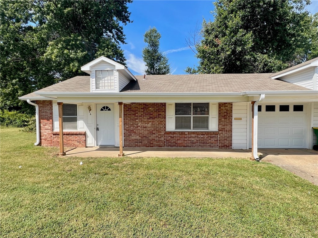 Nice duplex in Springdale, Property features 2 bedrooms, 1 full bath, vinyl wood floor throughout, 1 car garage, and back patio for grilling/entertaining.