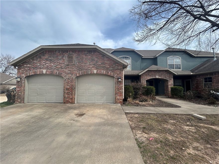 Beautiful 3-bed 2-bath unit. Prime Fayetteville location near the University of Arkansas, I-49, Dickson Street, retail/grocery, cafés, and parks.