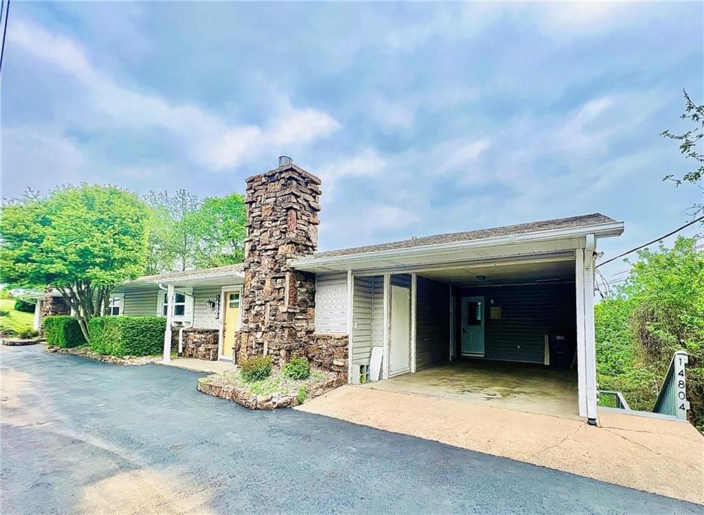 Donāt miss this rare opportunity! This newly renovated 1,100 sq ft unit features 2 bedrooms and 1.5 baths with stunning lake views near Beaver Lake. The spacious open floor plan includes a large, covered outdoor deck. Enjoy brand new stainless steel kitchen appliances, including a gas range, along with a new washer/dryer on the property and two reserved parking spaces. Located just minutes from Prairie Creek Marina, historic downtown Rogers, and an array of hiking, kayaking, boating, and biking trails.