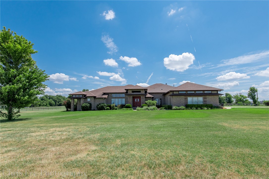 Seller will pay $5000 towards buyers closing closts with acceptable offer! Main house has 3342 square feet,3 oversized bedrooms each with their own full bath.Features include:granite countertops,custom cabinetry,open spacious layout,new carpet,2 living areas,formal dining room,tons of storage space,huge walk in closet's in master,lots of windows with custom trim throughout.Guest house has 1515 sq ft with a full kitchen,living room,1 bedroom and 1 car garage.Property comes with large workshop too all on 3 acres.
