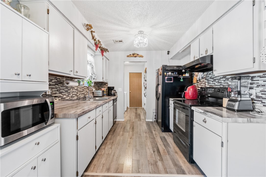 Welcome to this Beautifully Updated Home, in the heart of Lowell!
Designed for both comfort and convenience, the open living area features vaulted ceilings, updated flooring and plenty of natural light.
This home offers plenty of updates throughout, a bright and open living space, and a functional layout that’s move-in ready. Enjoy a spacious backyard complete with a privacy fence and a covered porch—perfect for relaxing or entertaining.
Conveniently located with quick access to I-49, you’ll be just minutes from shopping, dining, and all that Northwest Arkansas has to offer.